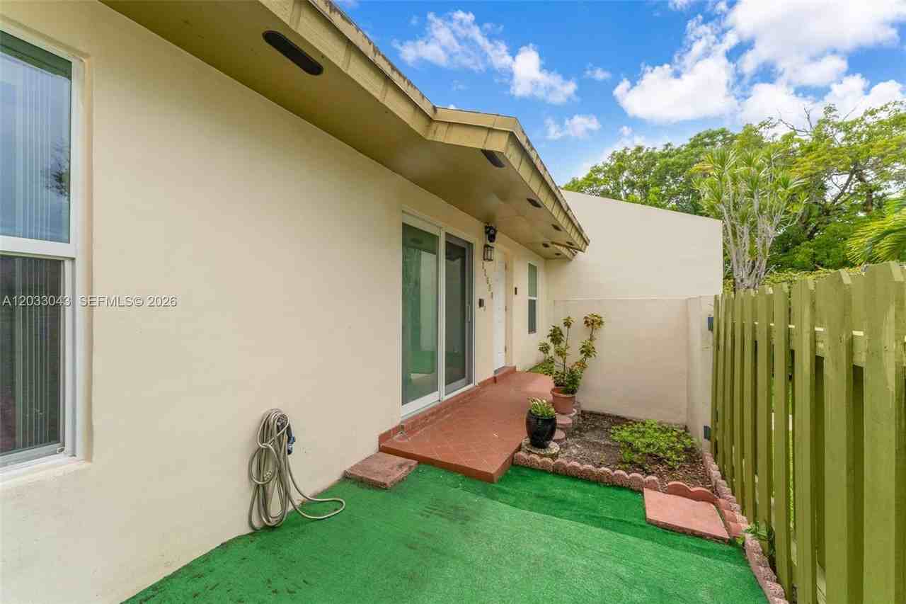 11506 Sw 124th Pl - Photo 4 of 17