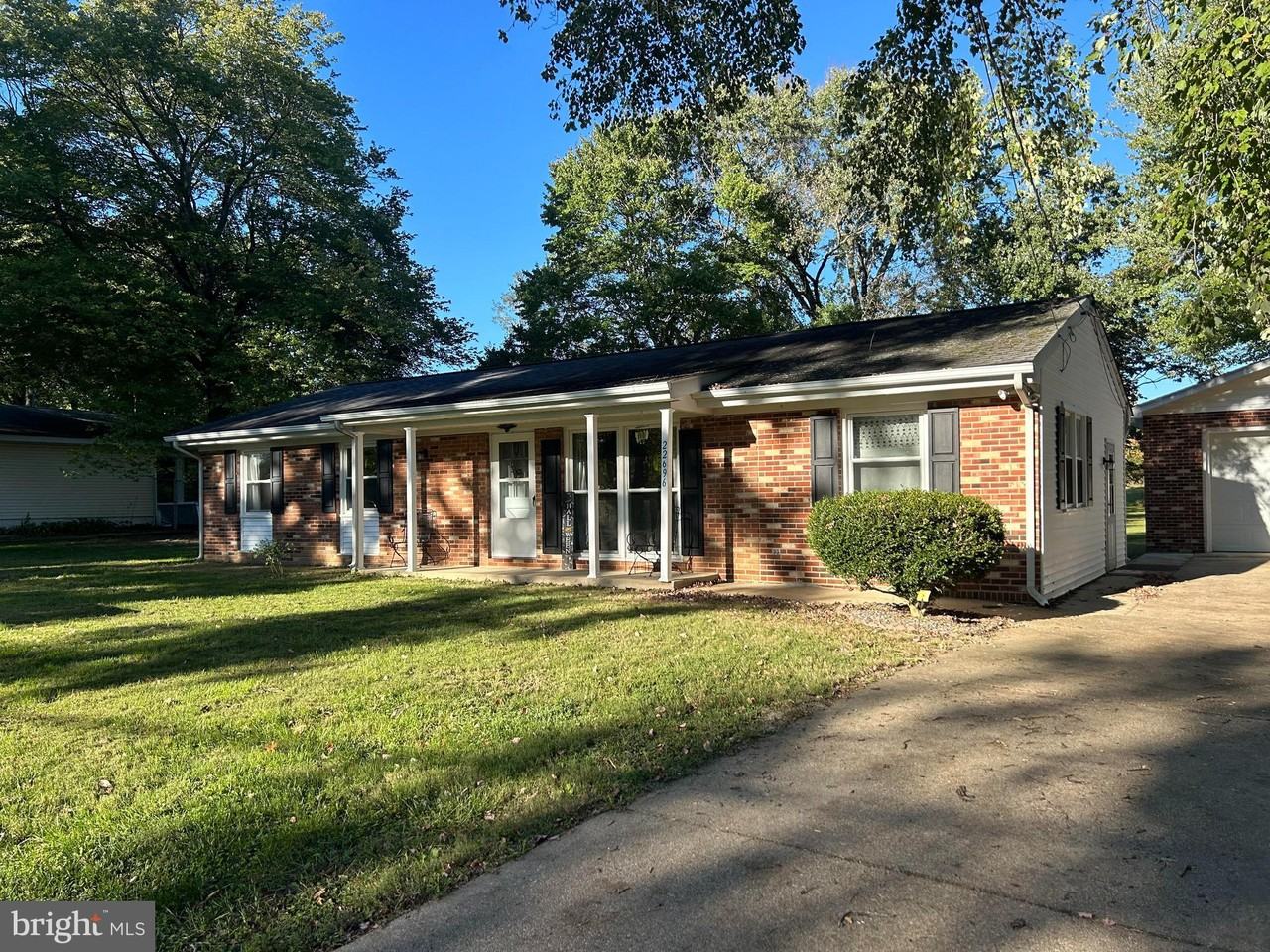 22696 Bellwood Ln - Photo 4 of 13