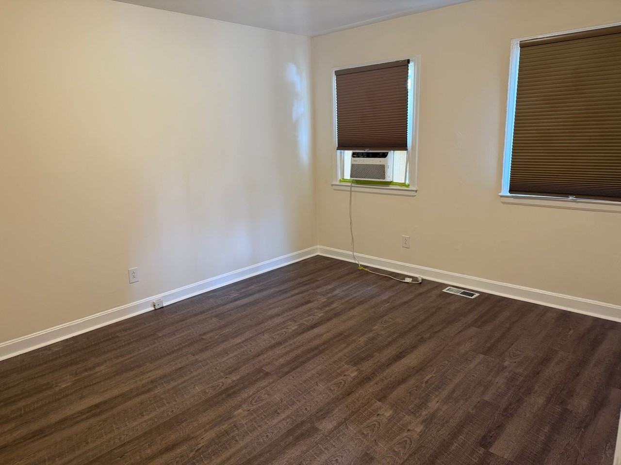 1520 Effingham Rd - Photo 2 of 9