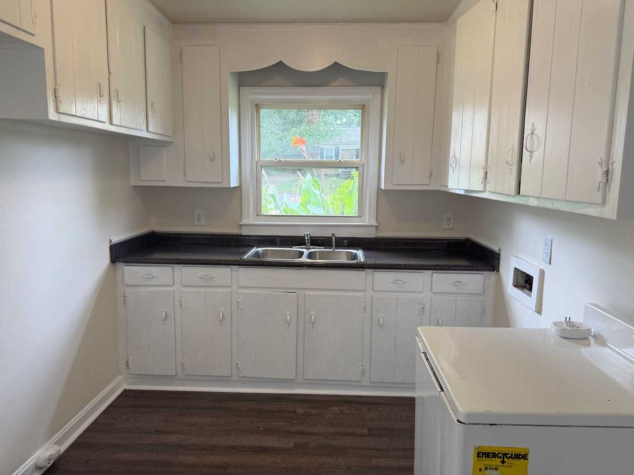 1520 Effingham Rd - Photo 5 of 9