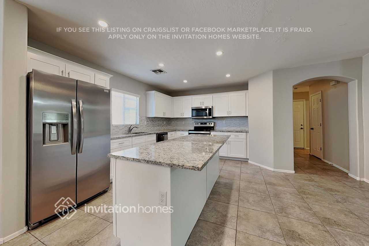 12729 W Dreyfus Dr - Photo 7 of 20