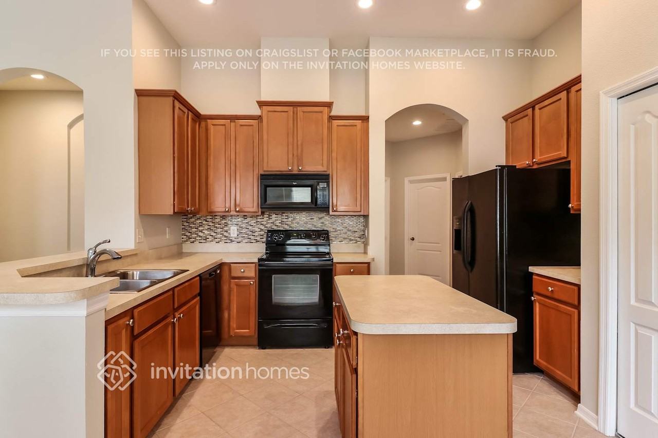 1141 Nashville Dr - Photo 5 of 16