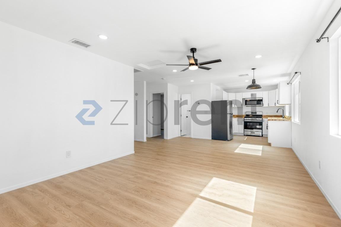 1371 Phillips St #2 - Photo 4 of 8