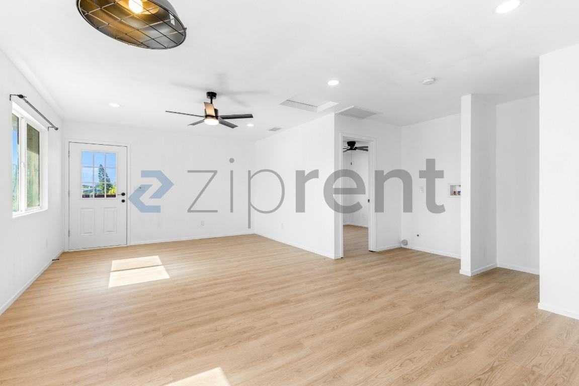 1371 Phillips St #2 - Photo 5 of 8