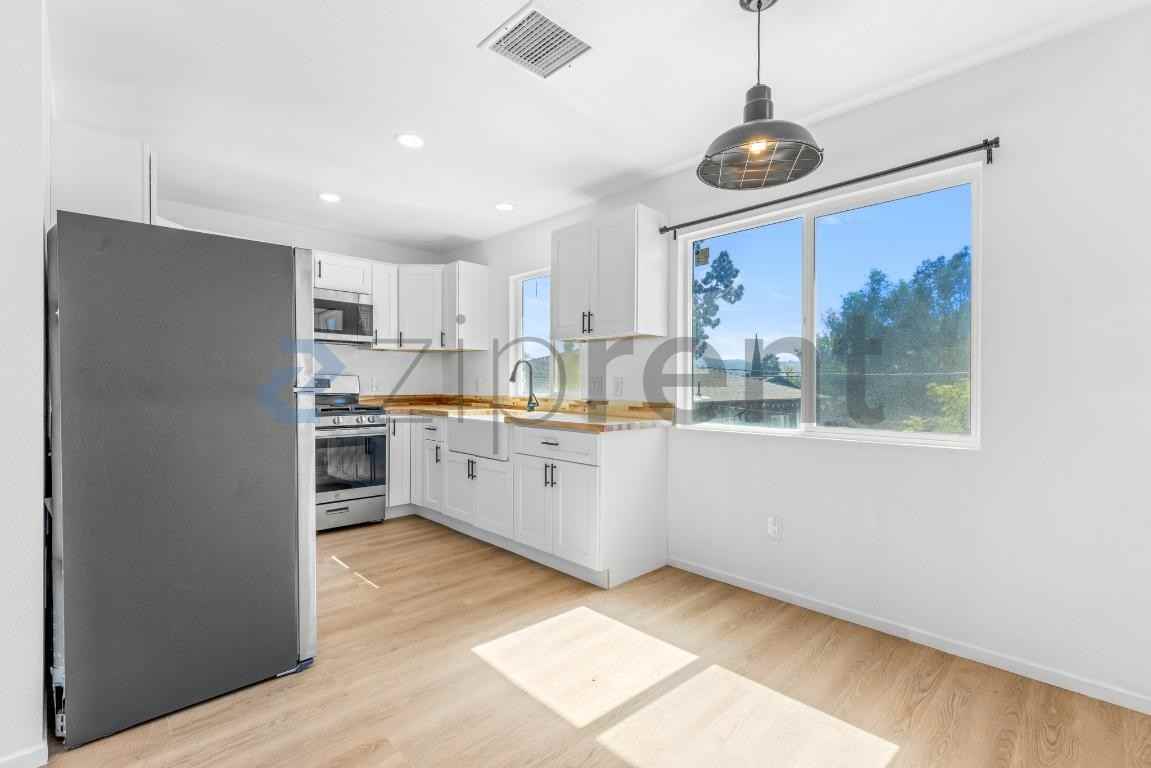 1371 Phillips St #2 - Photo 6 of 8