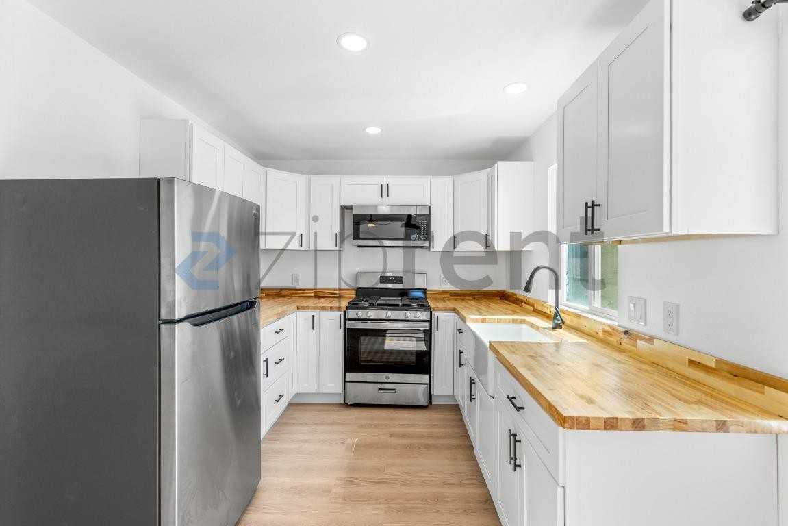 1371 Phillips St #2 - Photo 7 of 8