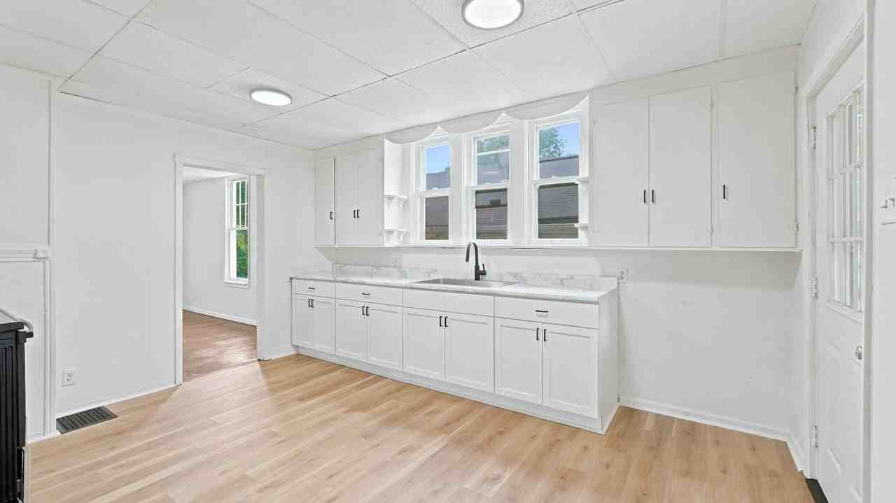 3034 Abbott St - Photo 2 of 41