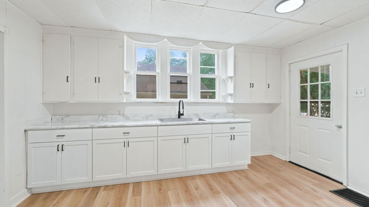 3034 Abbott St - Photo 3 of 41