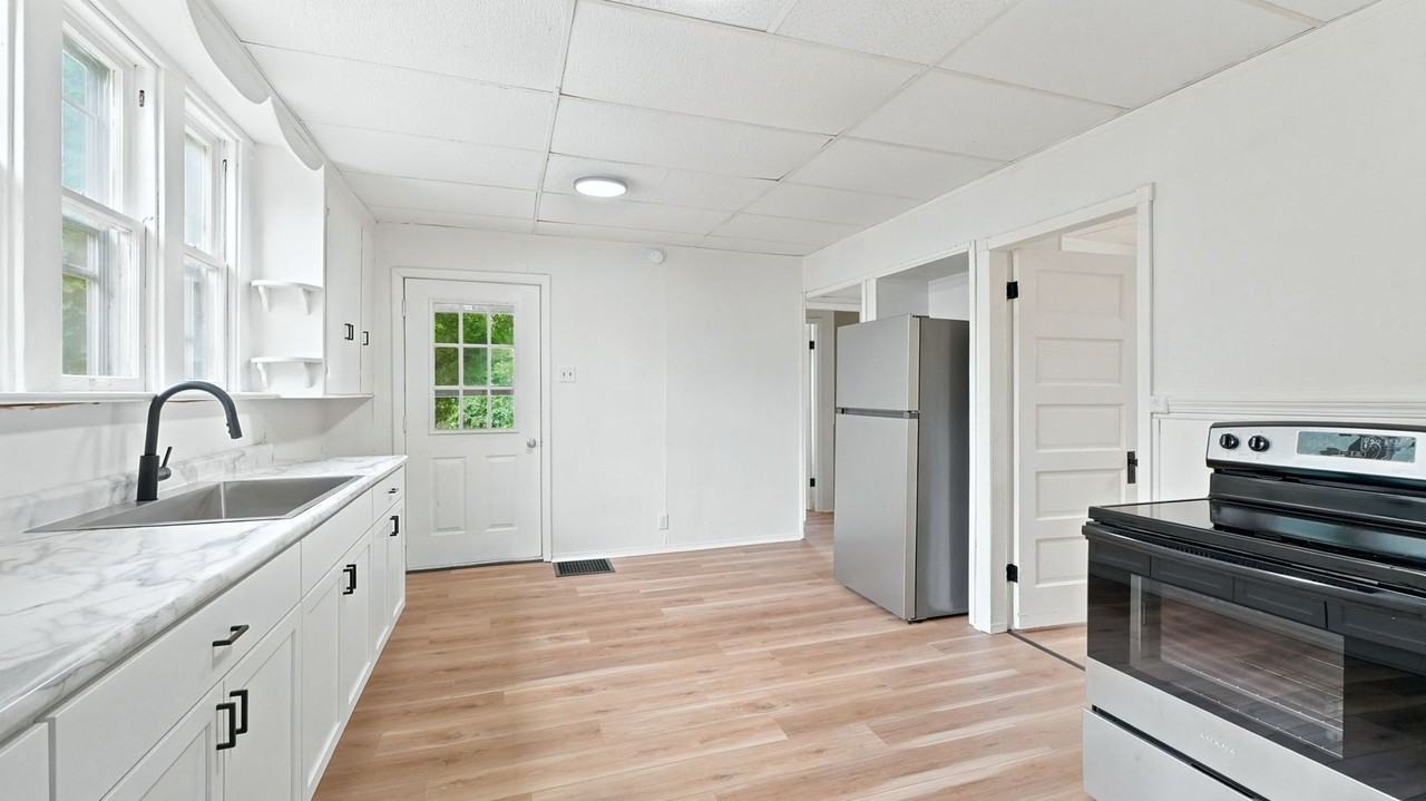3034 Abbott St - Photo 4 of 41