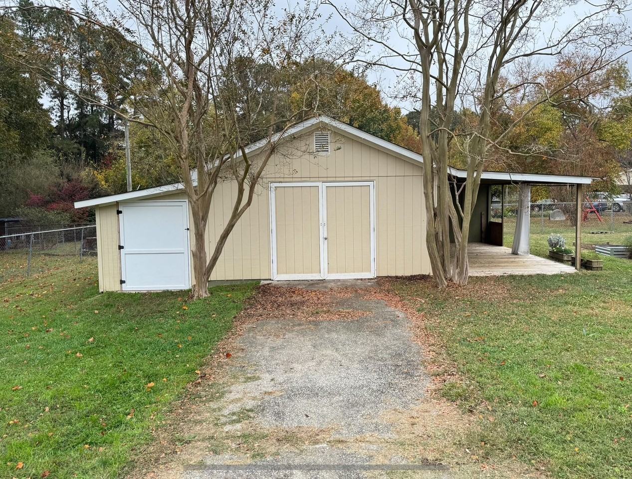 1505 Foxwood Dr - Photo 6 of 20