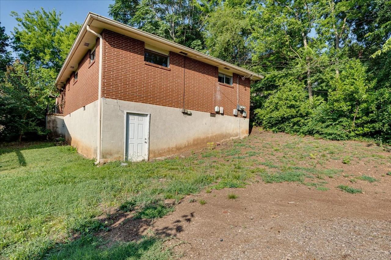 929 Fort Wood St Apt B - Photo 3 of 17