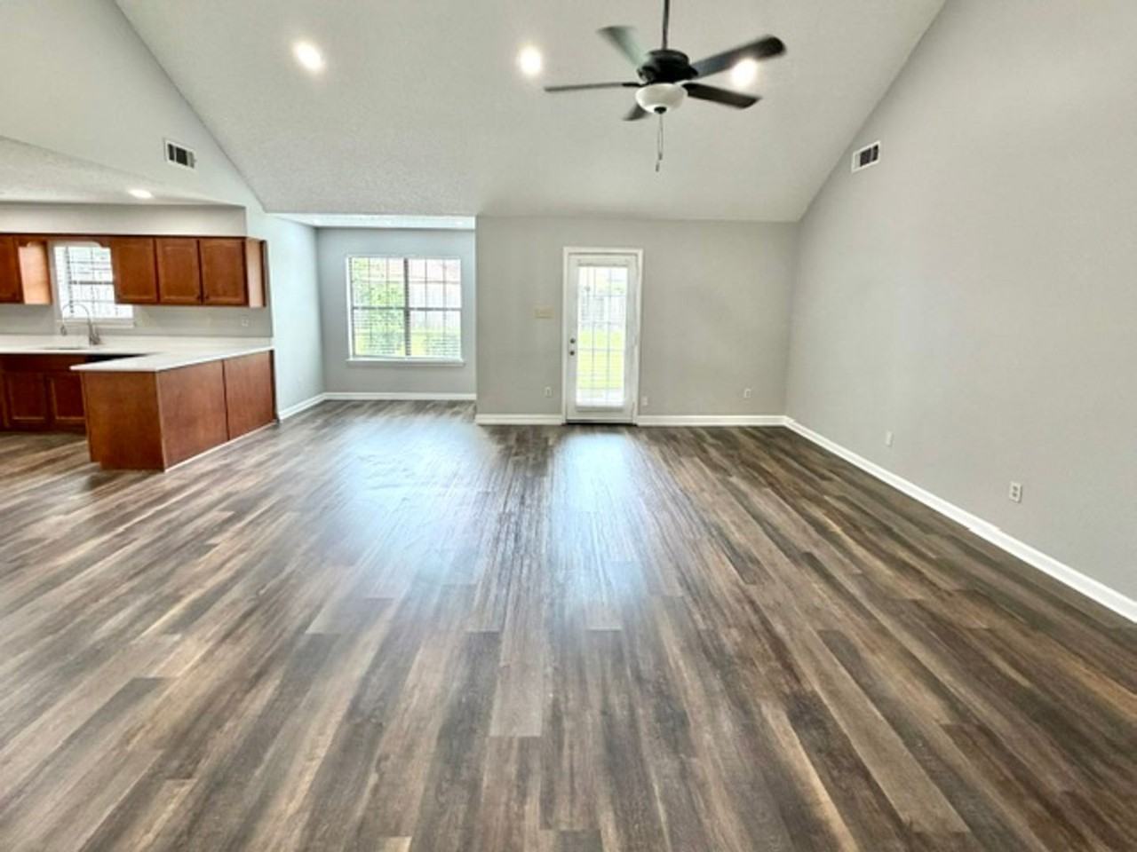6562 Oak Hurst Dr - Photo 4 of 14
