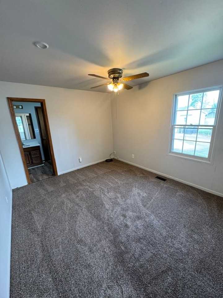 608 Warwick Ave - Photo 3 of 11
