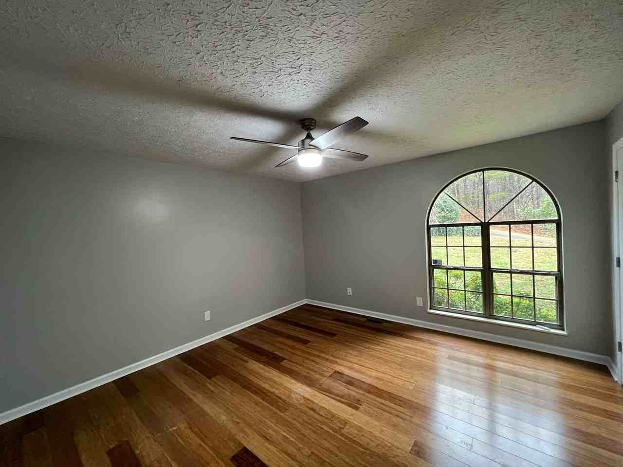 670 Emerald Ave - Photo 2 of 14