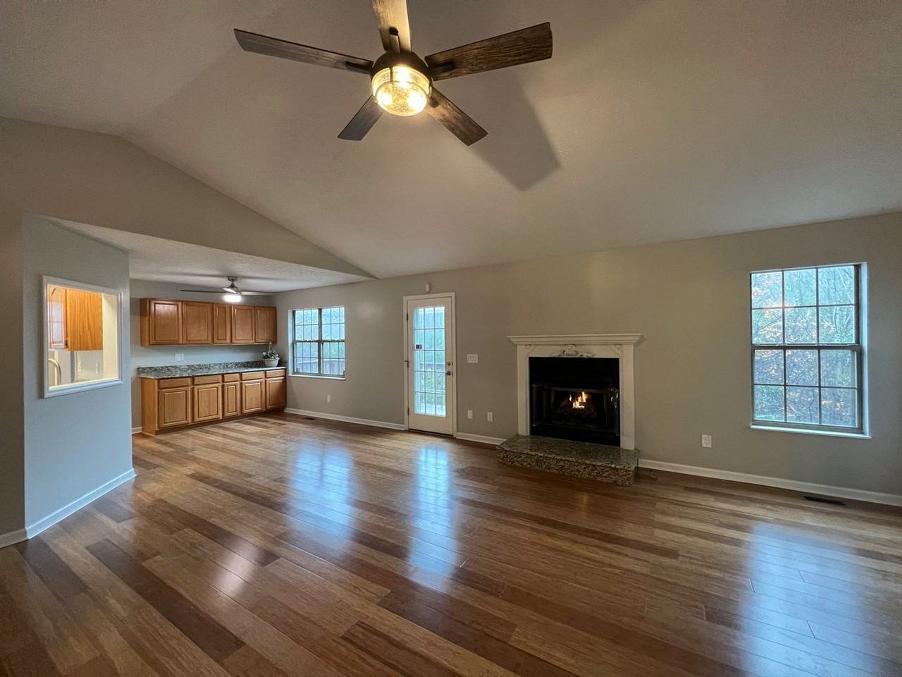 670 Emerald Ave - Photo 3 of 14