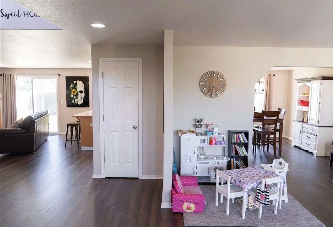 9315 W Caelen Ave - Photo 4 of 21