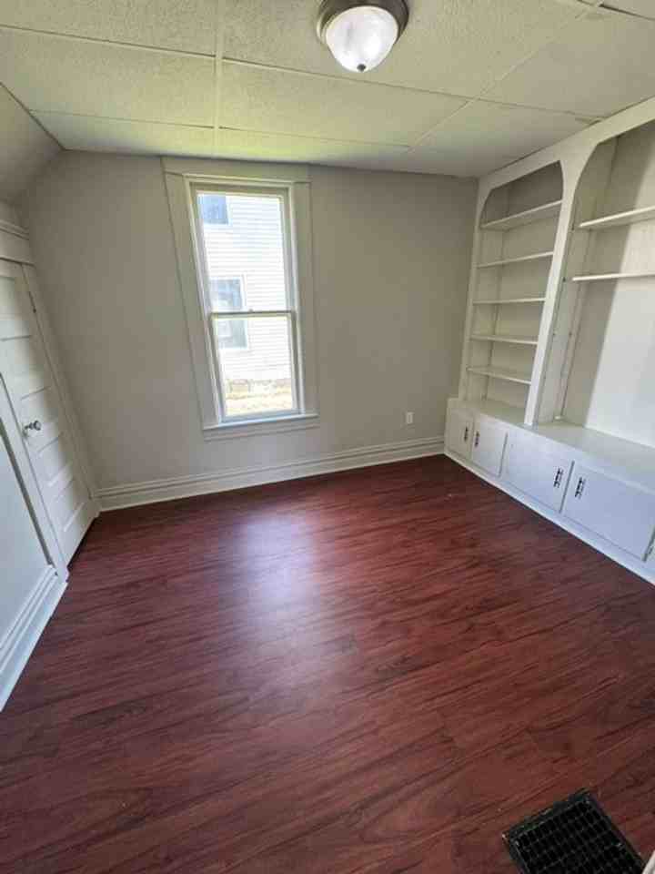 704 Davis St - Photo 4 of 11