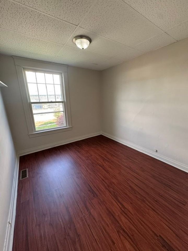 704 Davis St - Photo 6 of 11