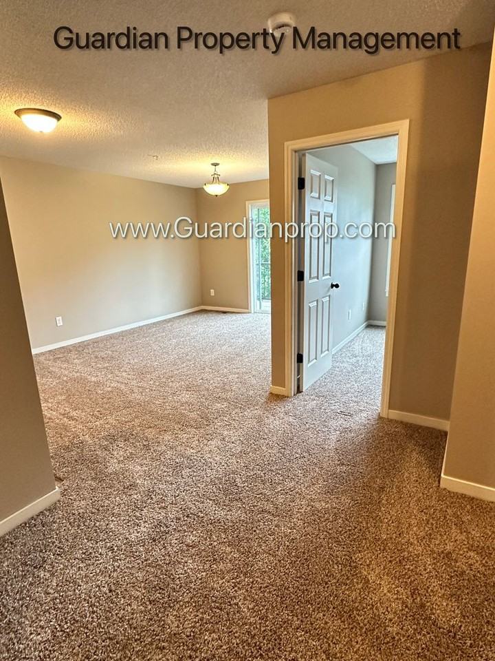 11950 Emery Village Dr N - Photo 4 of 16