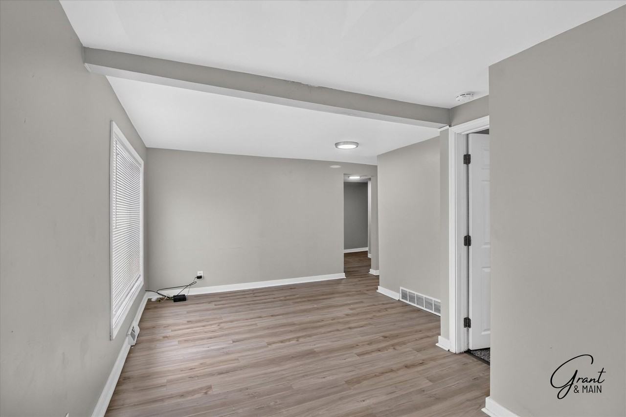 14340 Hendricks Ave - Photo 3 of 19