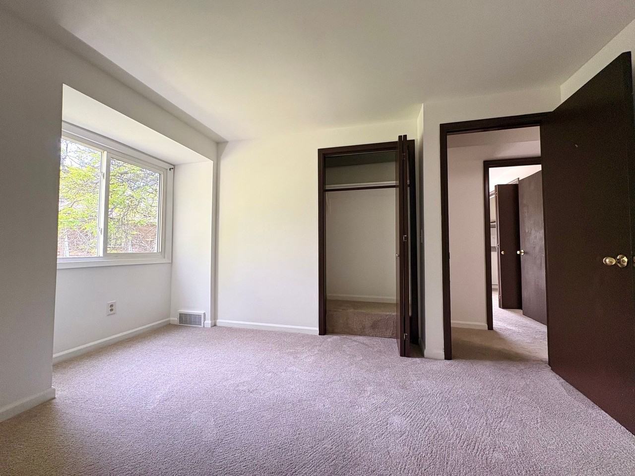 A Modern Space to Live. Convenience to Thrive. - Photo 4 of 12