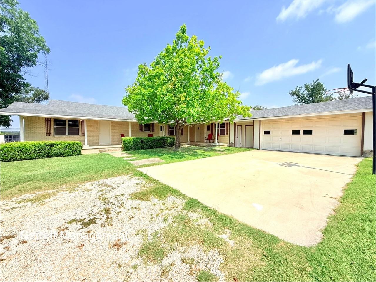 1074 N Us Highway 281 - Photo 2 of 15