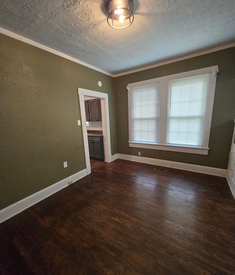 901 Montgomery Ave - Photo 6 of 23