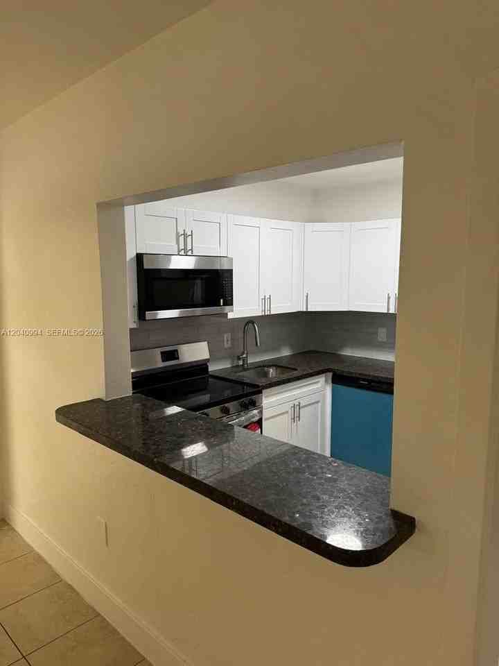 820 Ne 141st St - Photo 3 of 11