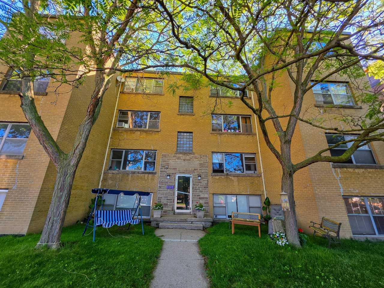 Snow Manor Apartments, Oakvile - Photo 2 of 8