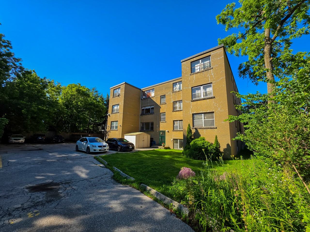 Snow Manor Apartments, Oakvile - Photo 3 of 8
