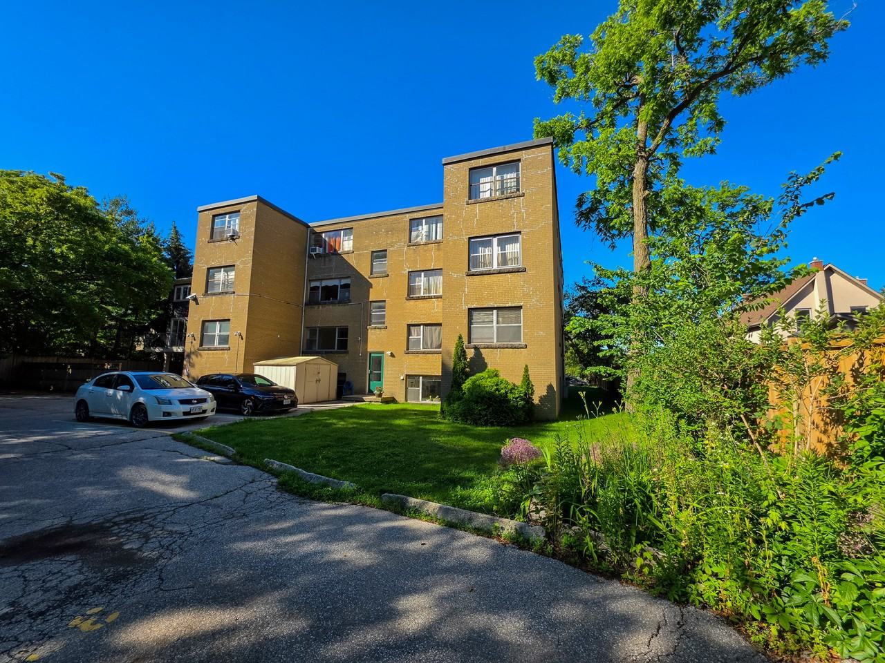 Snow Manor Apartments, Oakvile - Photo 4 of 8
