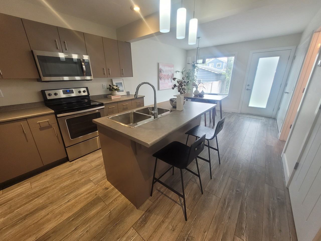 1616B Alexandra Avenue (Main Floor) - Photo 3 of 17