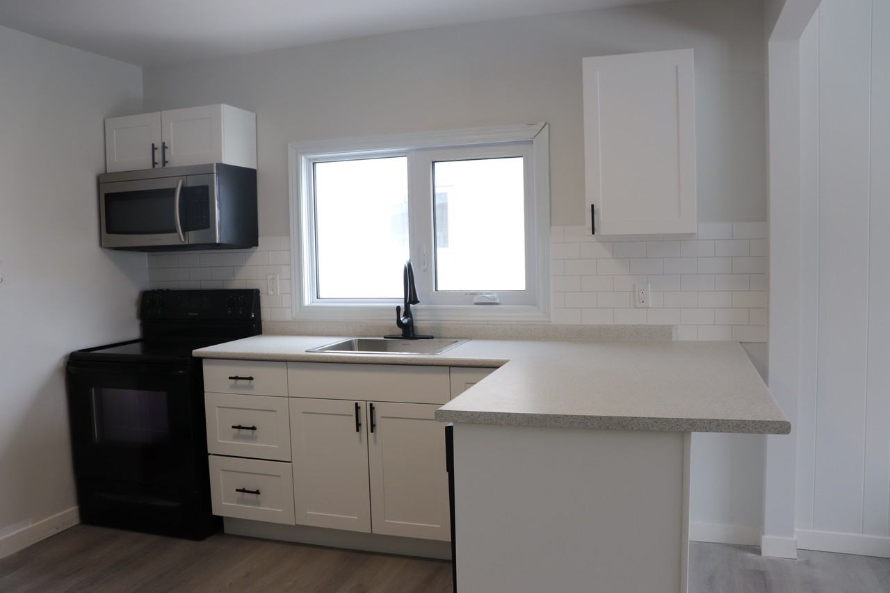 1911 William Ave W - Photo 3 of 7