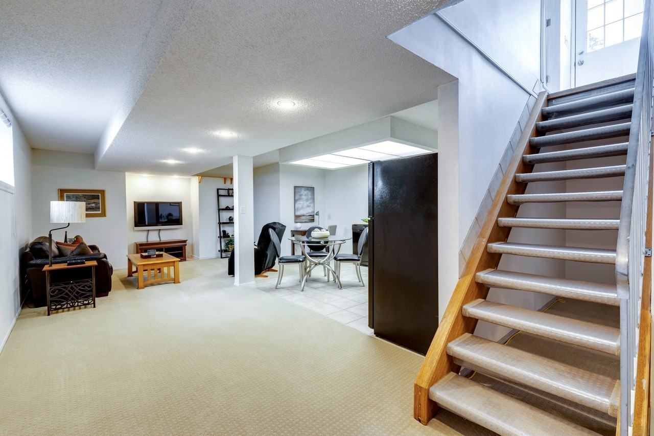 1035 Riverbend Dr Se - Photo 4 of 24