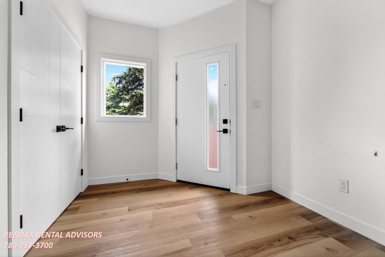 4836 11a Ave Nw - Photo 3 of 24