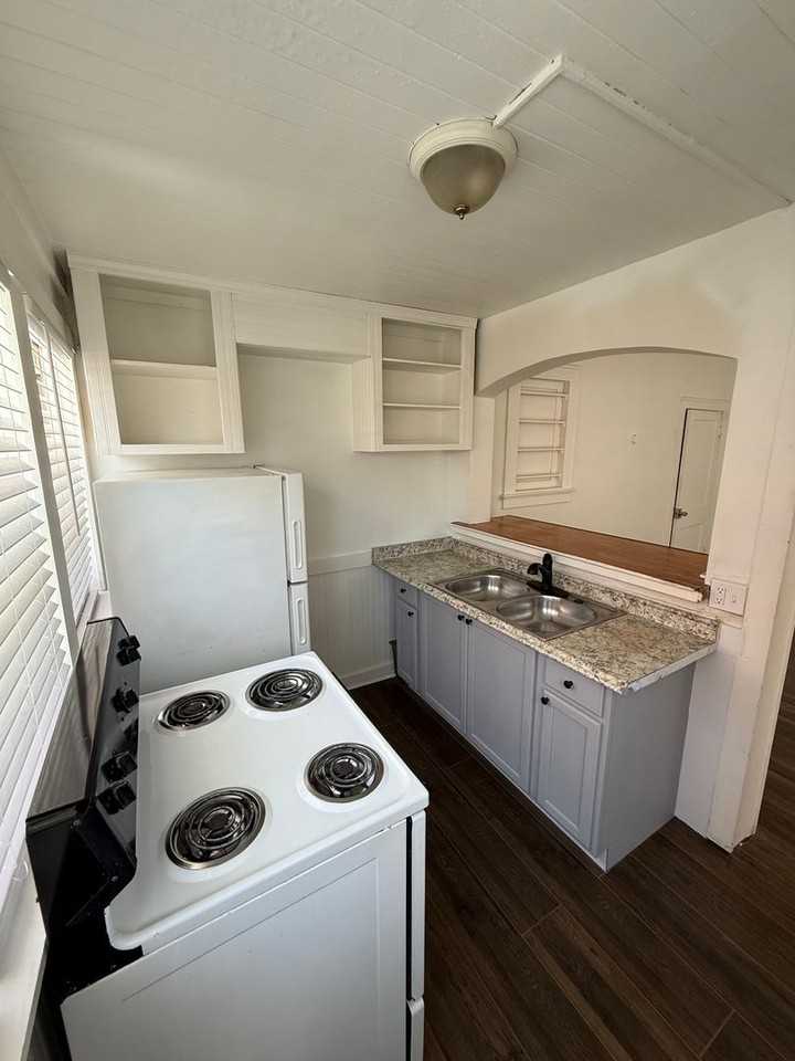 1208 S Ridgewood Ave #1 - Photo 6 of 10