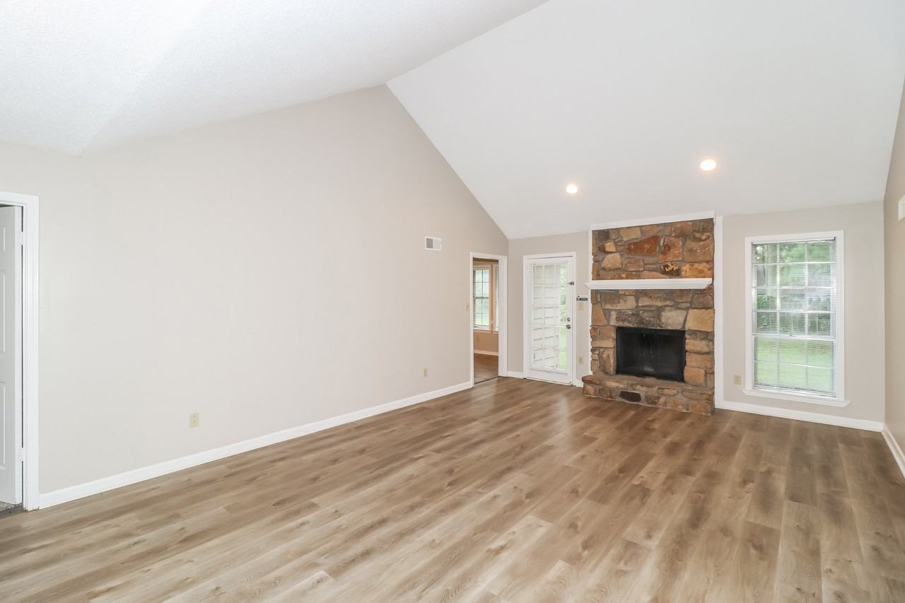 6049 Lawnhill Dr - Photo 5 of 19