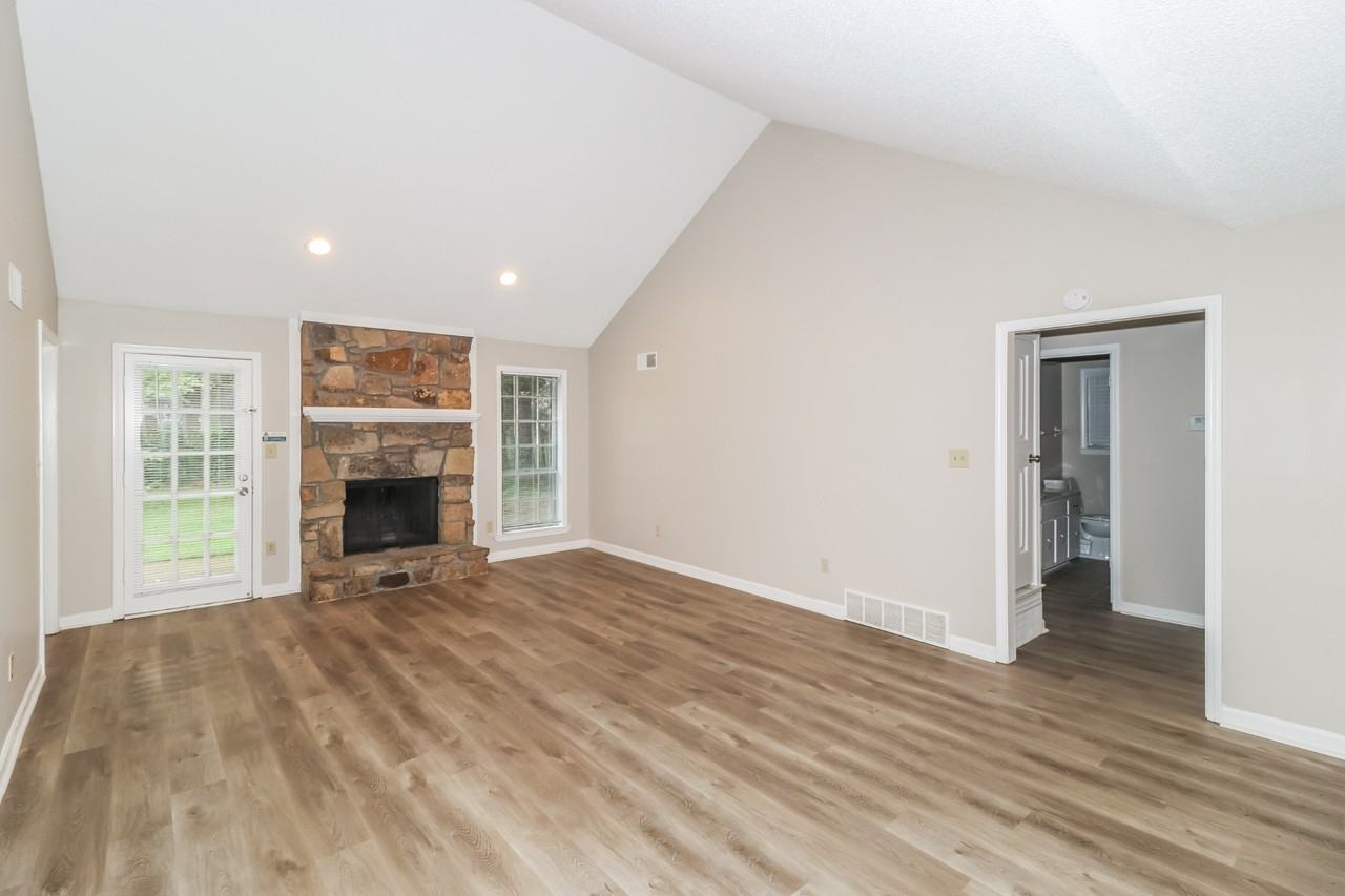 6049 Lawnhill Dr - Photo 6 of 19
