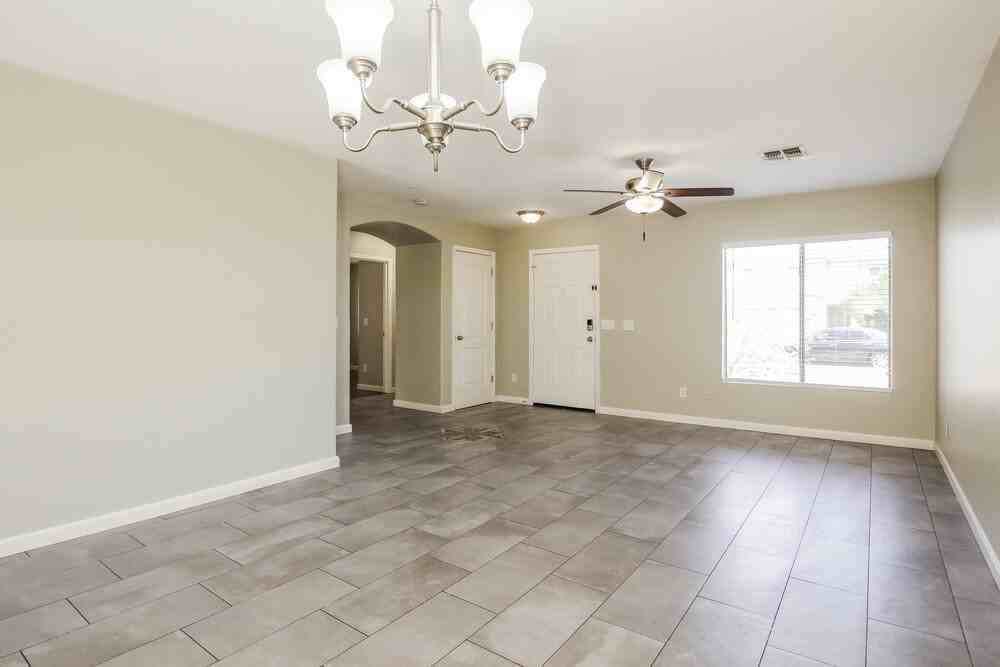12417 W Larkspur Rd - Photo 4 of 16