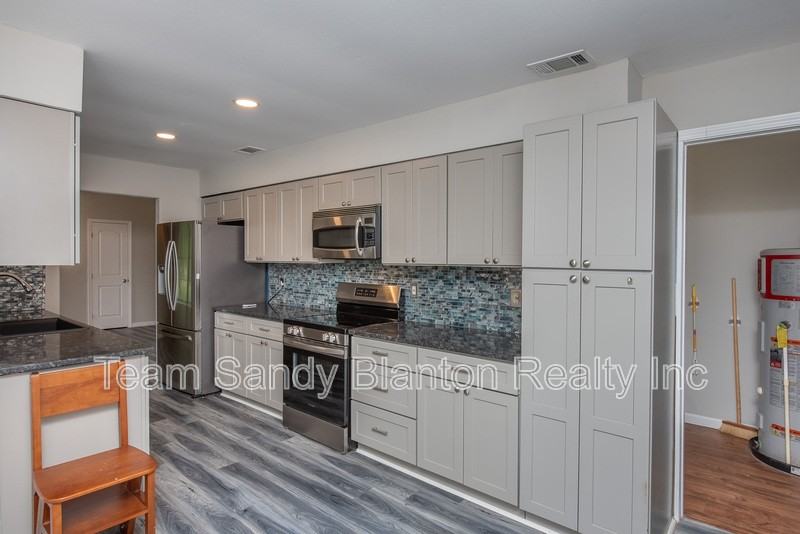 2217 N 61st Ave - Photo 6 of 34