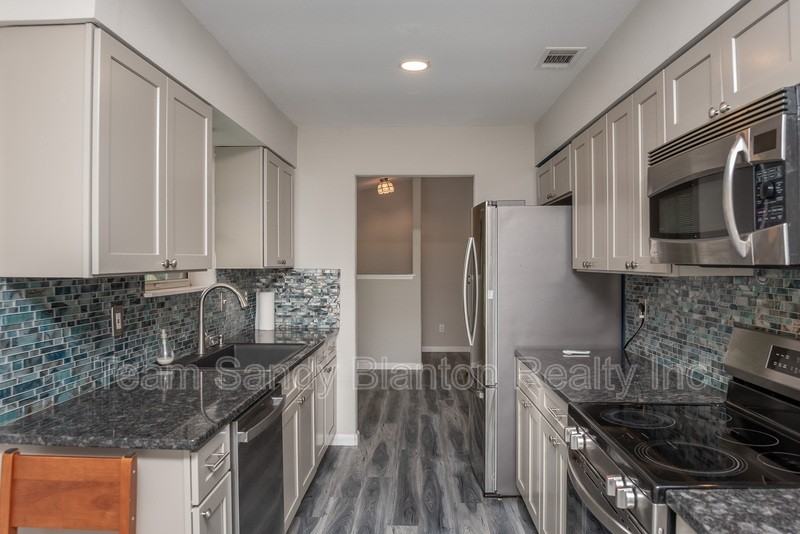 2217 N 61st Ave - Photo 7 of 34
