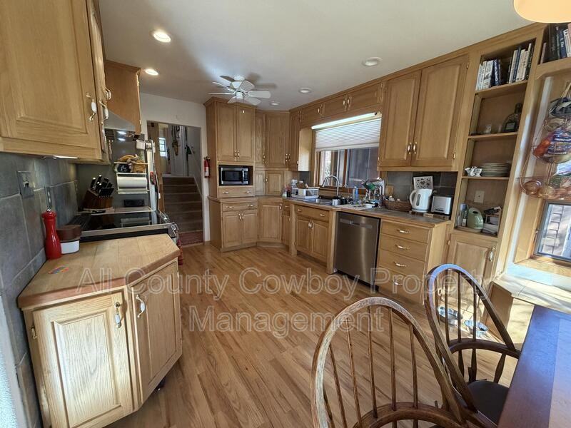 328 Stuart St - Photo 2 of 28