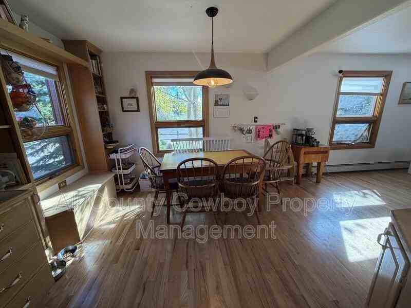 328 Stuart St - Photo 3 of 28
