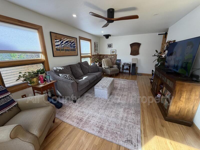 328 Stuart St - Photo 4 of 28