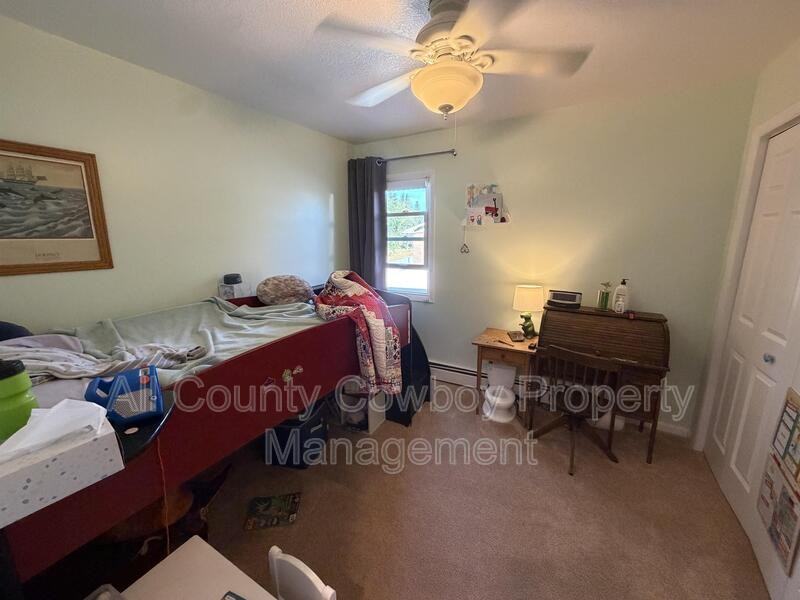 328 Stuart St - Photo 5 of 28