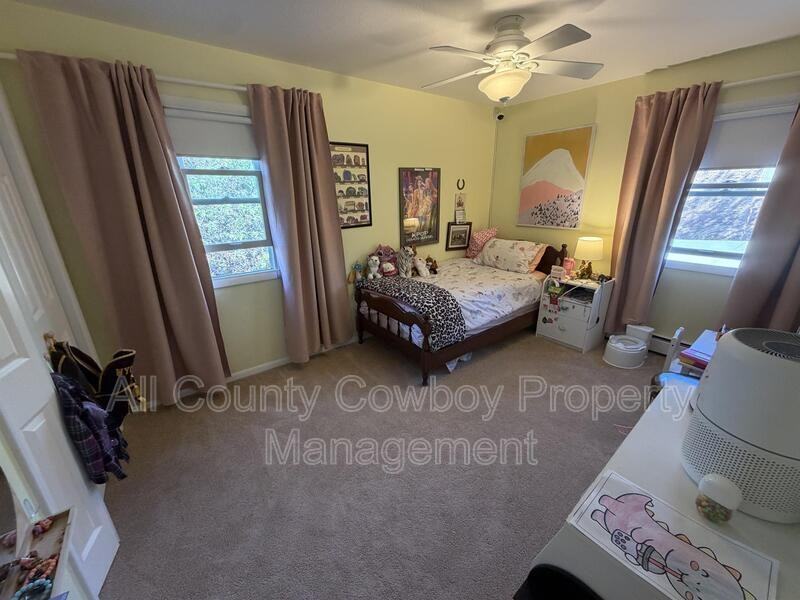 328 Stuart St - Photo 6 of 28