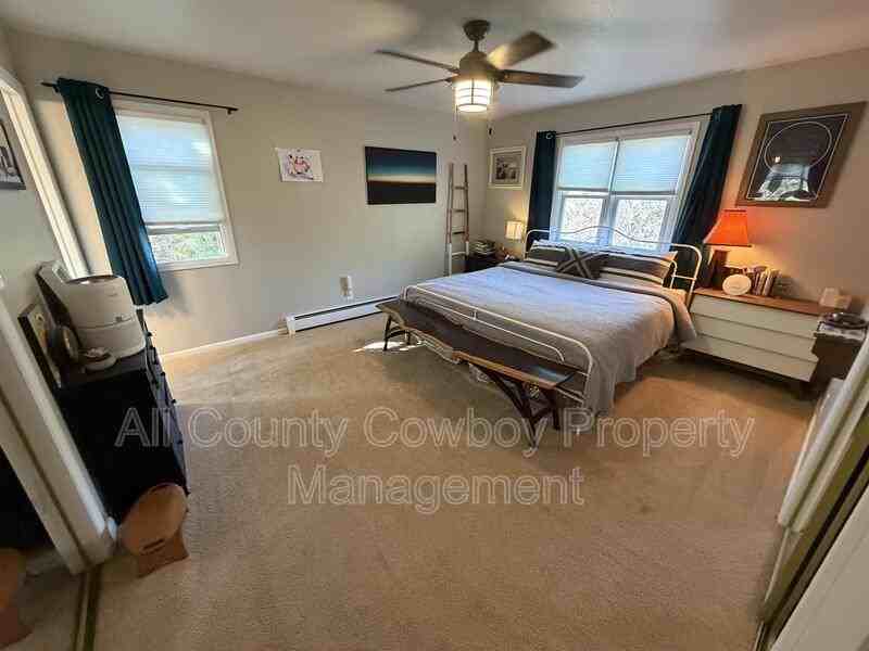 328 Stuart St - Photo 7 of 28