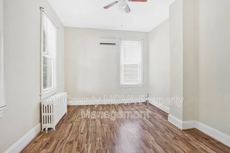 305 9th St #2 - Photo 3 of 25