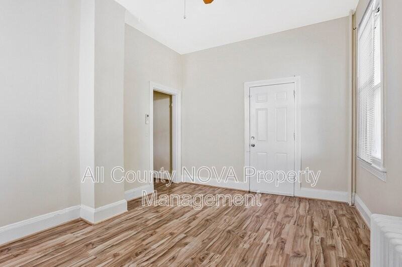 305 9th St #2 - Photo 4 of 25