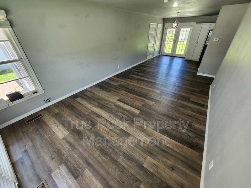 1008 E 6th St - Photo 2 of 17